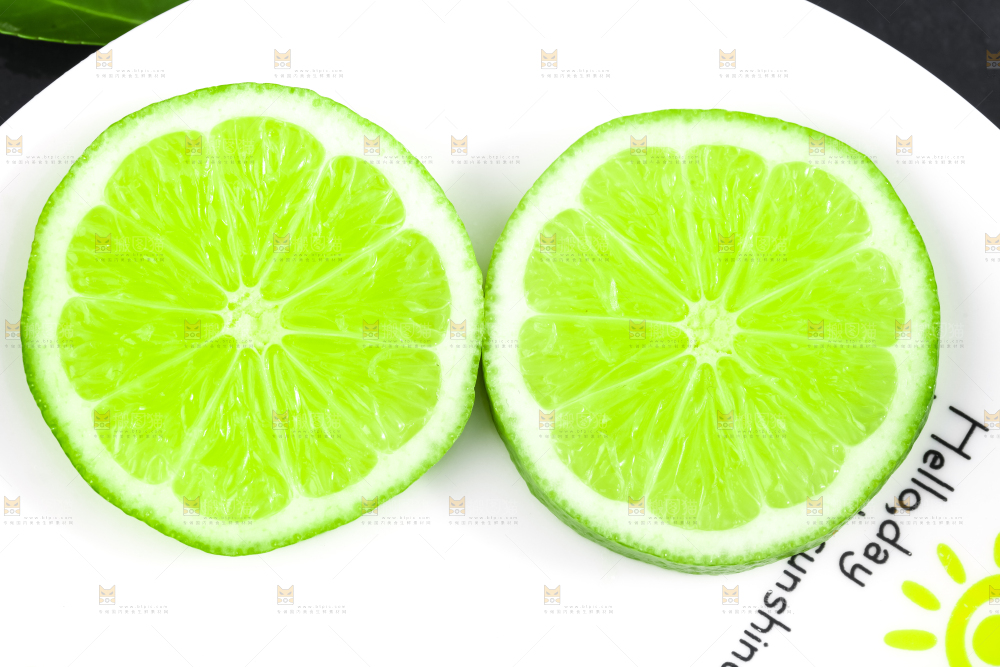 盘子里放着切开的薄皮青柠檬