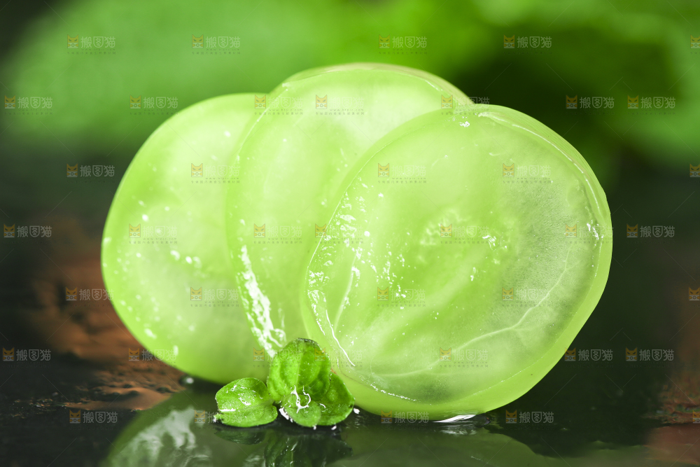 黑石垫上放着切开的无籽青提