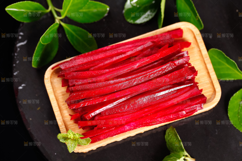 盘子里装着切丝的甜菜根