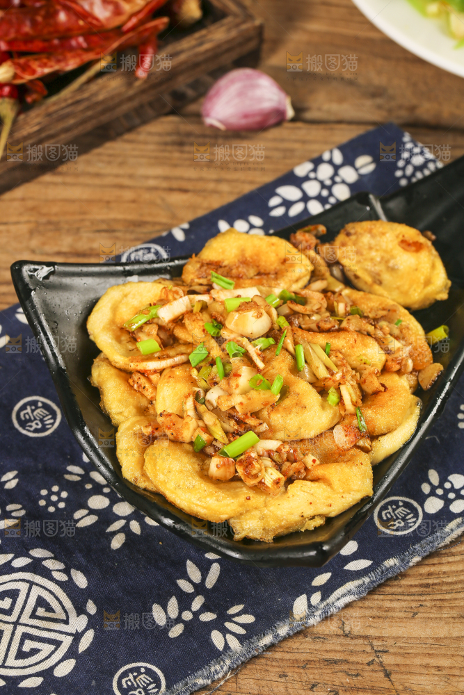木板上放着一盘炒油豆腐