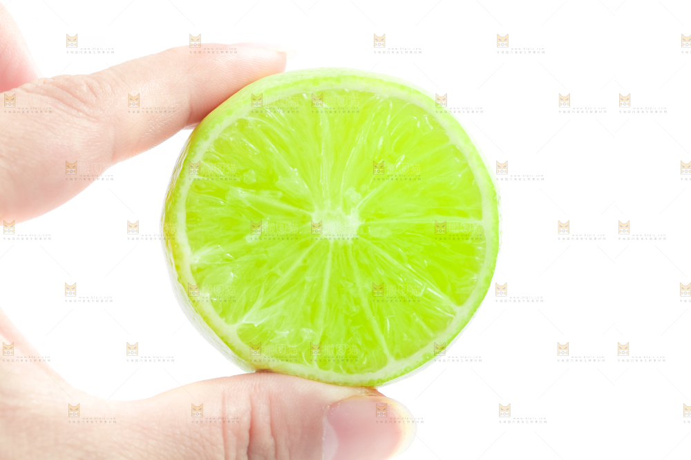 手里拿着切片的无籽青柠檬