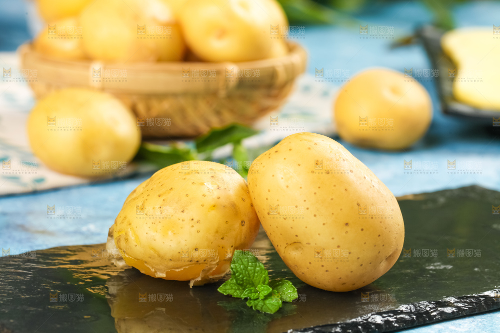 黑石板上的小土豆