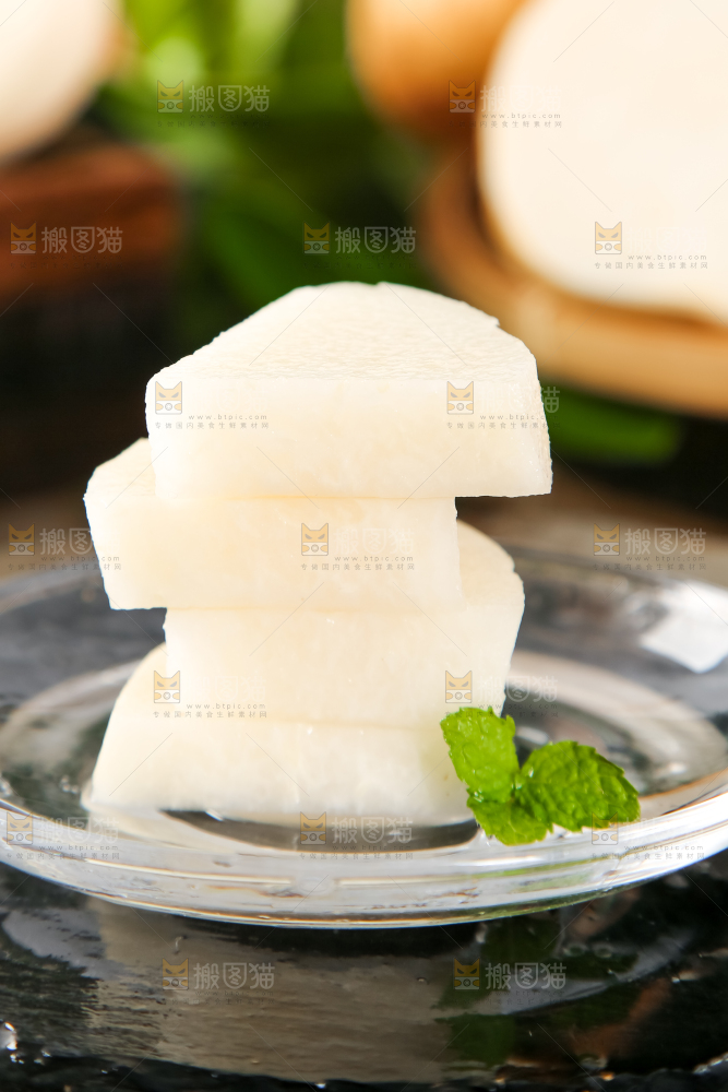 盘子里装着切块的白凉薯