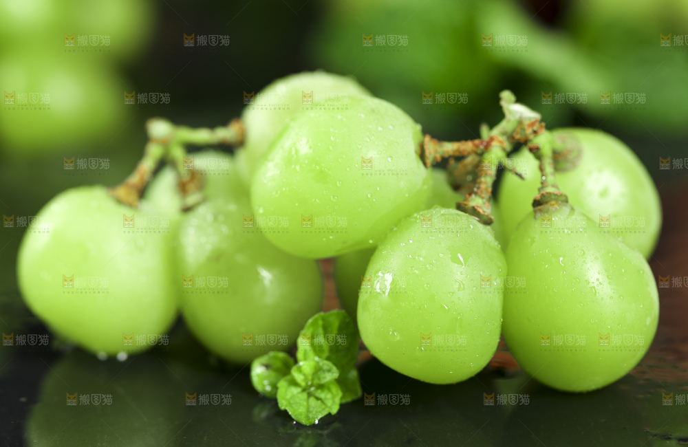 黑石垫上放着无籽青提