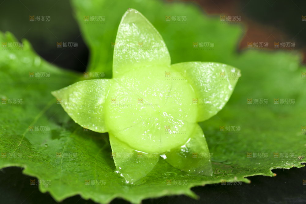 叶子上放着剥皮的的无籽青提