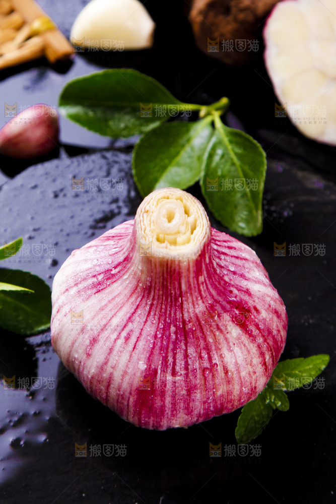 黑石垫上放着紫皮蒜