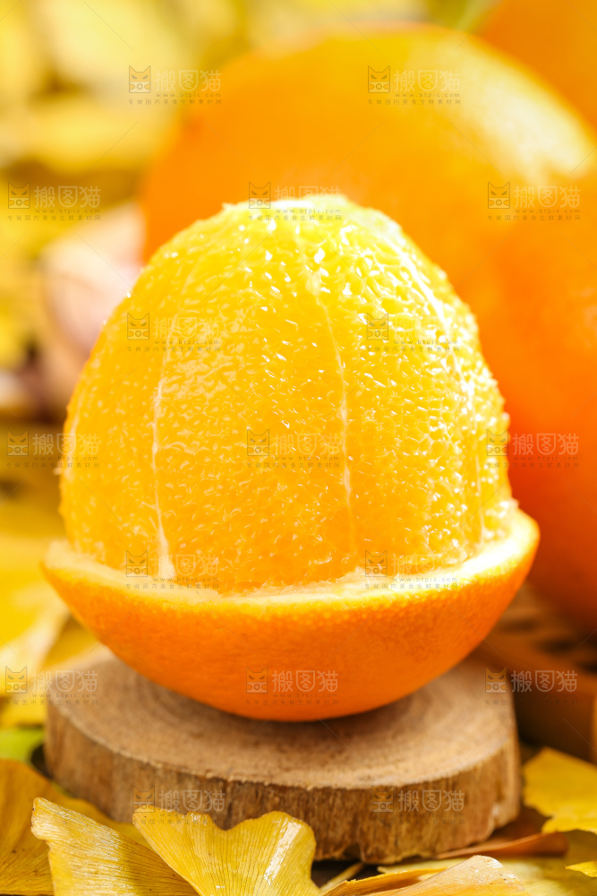 叶子上的新鲜脐橙