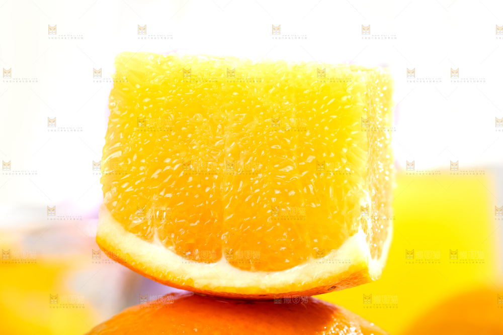木板上的橙子