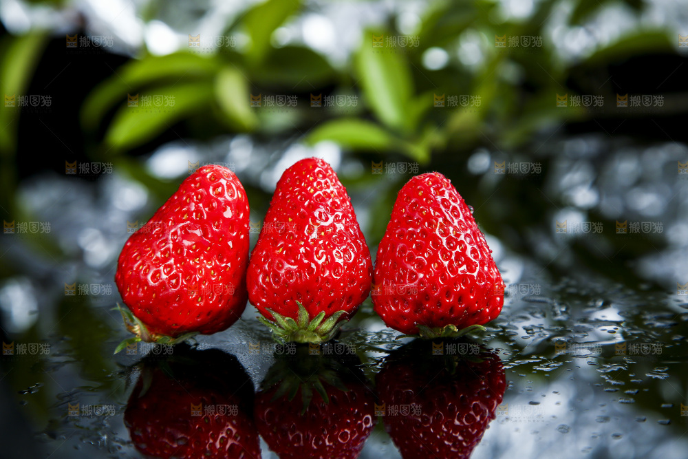 深底上的草莓