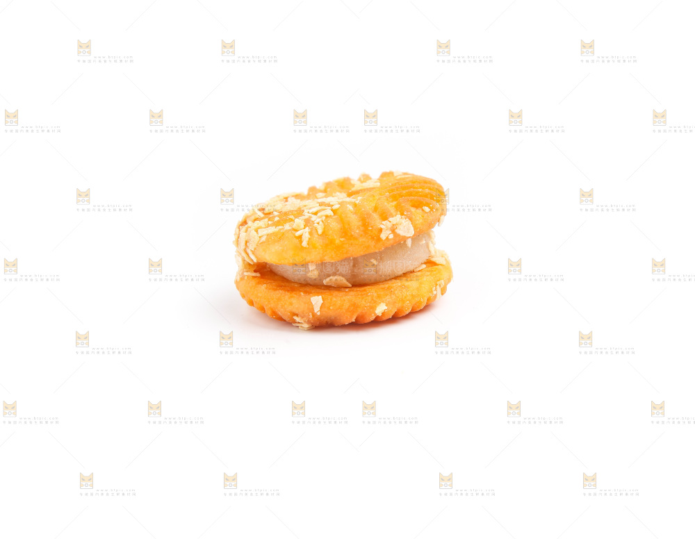 白底上放着饼干