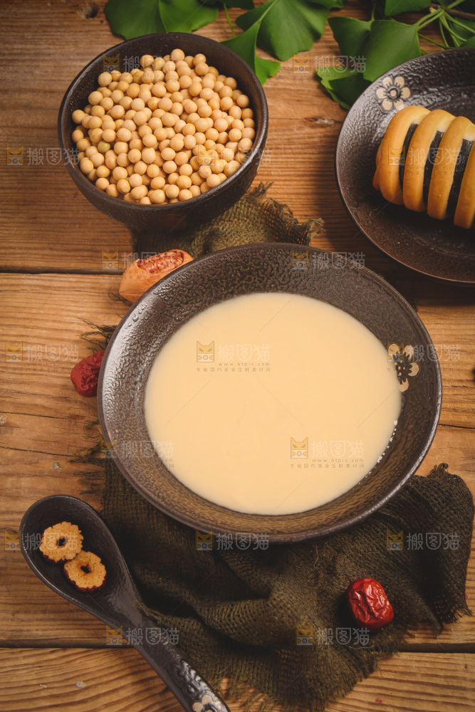 一碗奶茶放在木底上