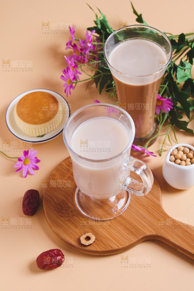 木板上放着一杯奶茶