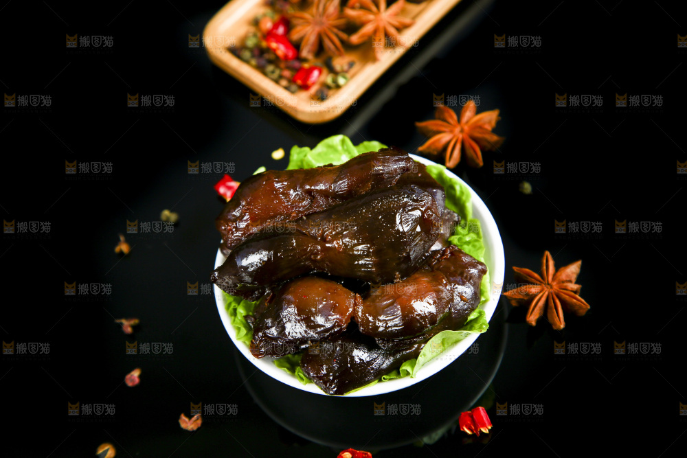 黑底上放着一盘卤鸭胗