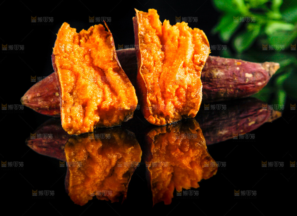 黑底上放着红心蜜薯