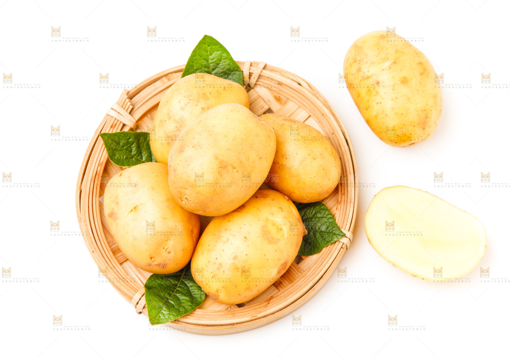 一盘新鲜土豆放在白底上