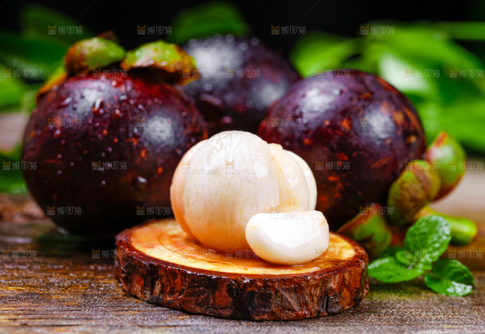 木底上放着泰国山竹果肉