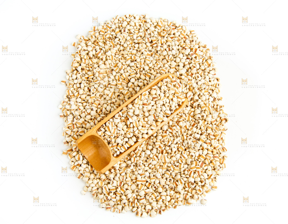 白底上放着薏米仁