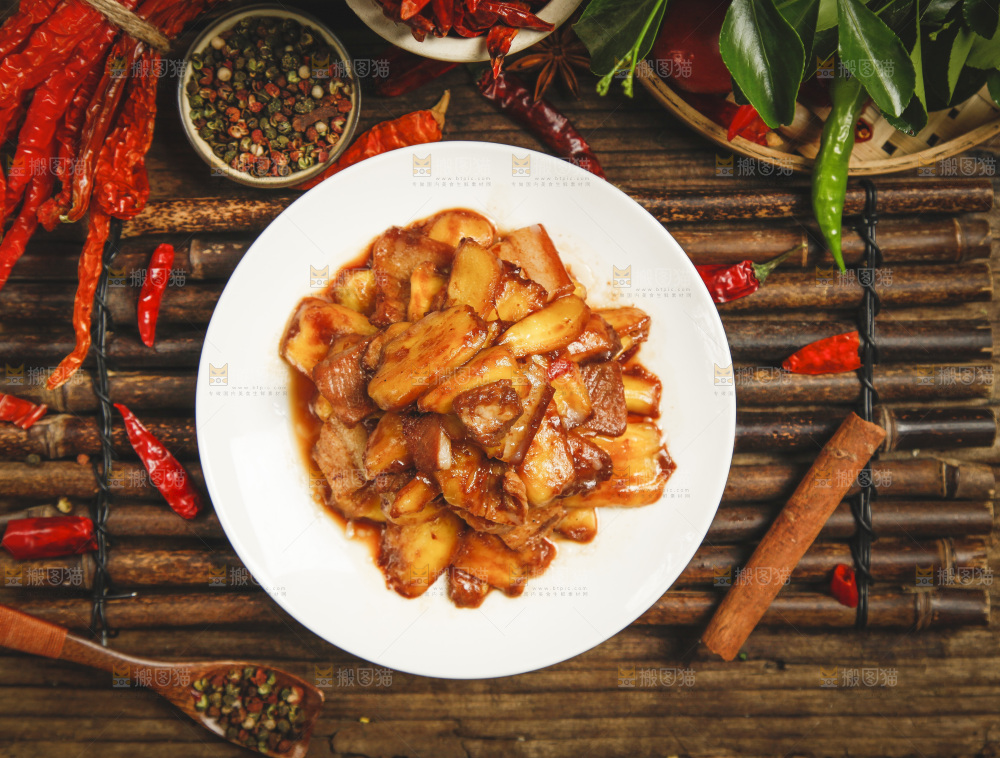 一盘小炒肉放在木底上