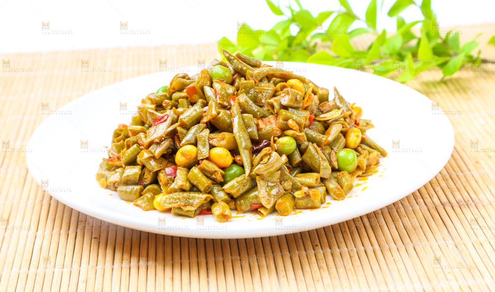一盘酸豆角放在木底上