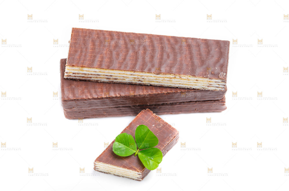 白底上放着巧克力威化饼干
