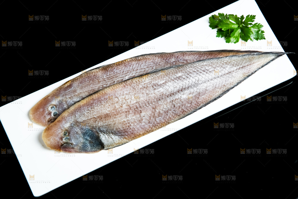 黑底上放着一盘龙利鱼