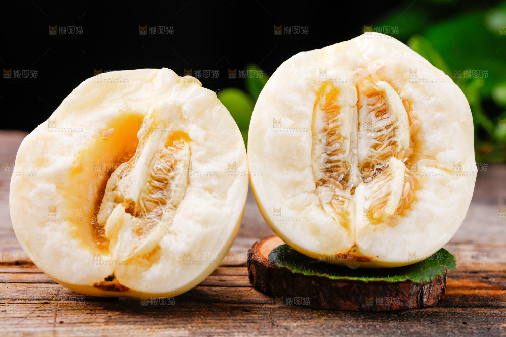 新鲜阎良甜瓜放在木底上