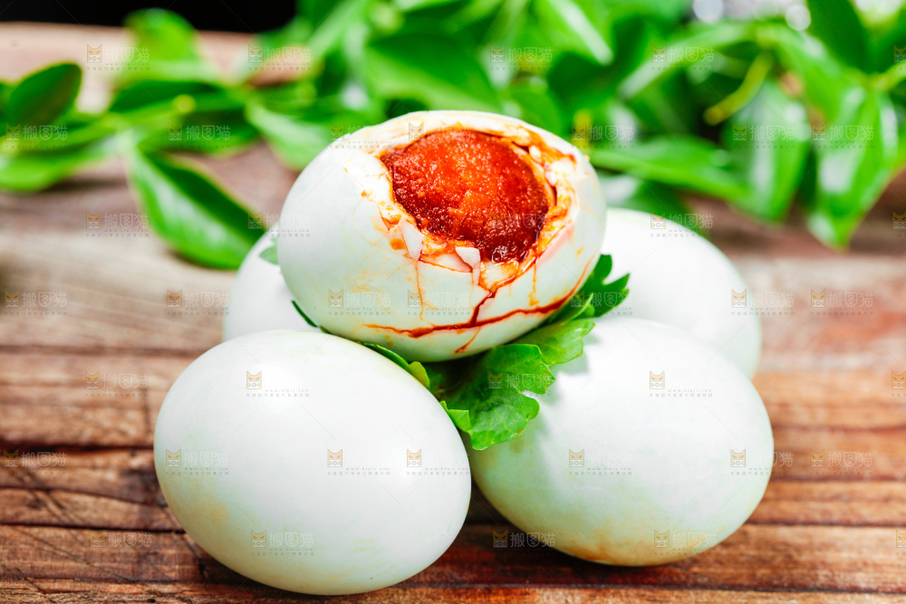 木底上的咸鸭蛋