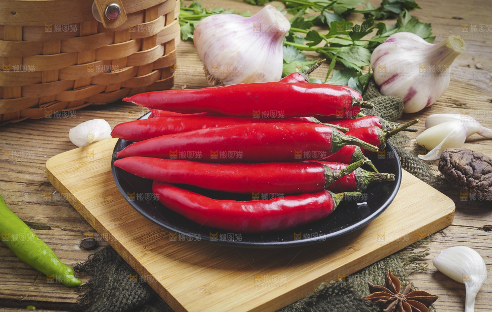 木底上放着一盘红辣椒