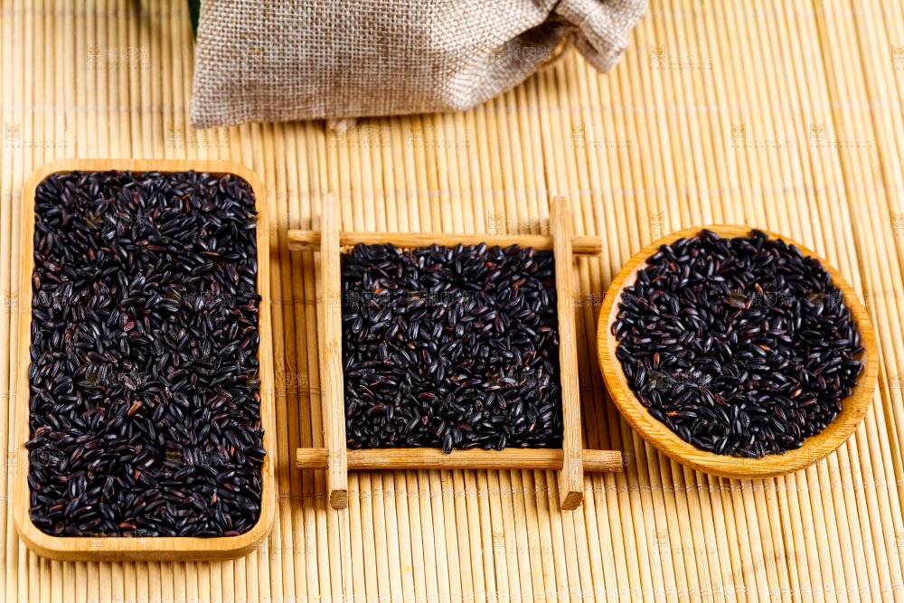 木底上放着东北黑米