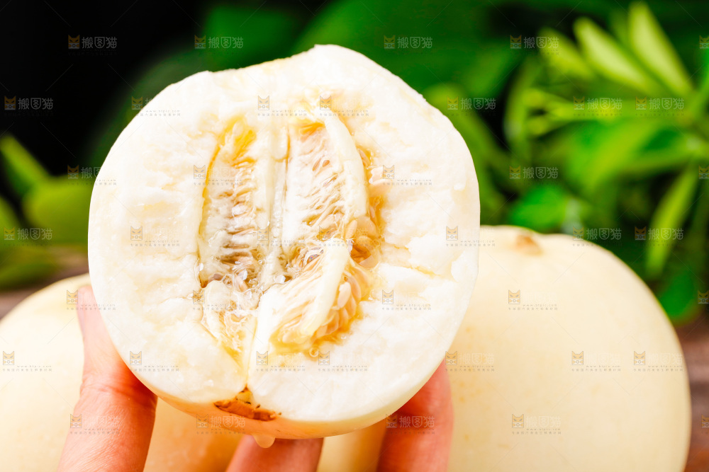 手拿掰开的阎良甜瓜