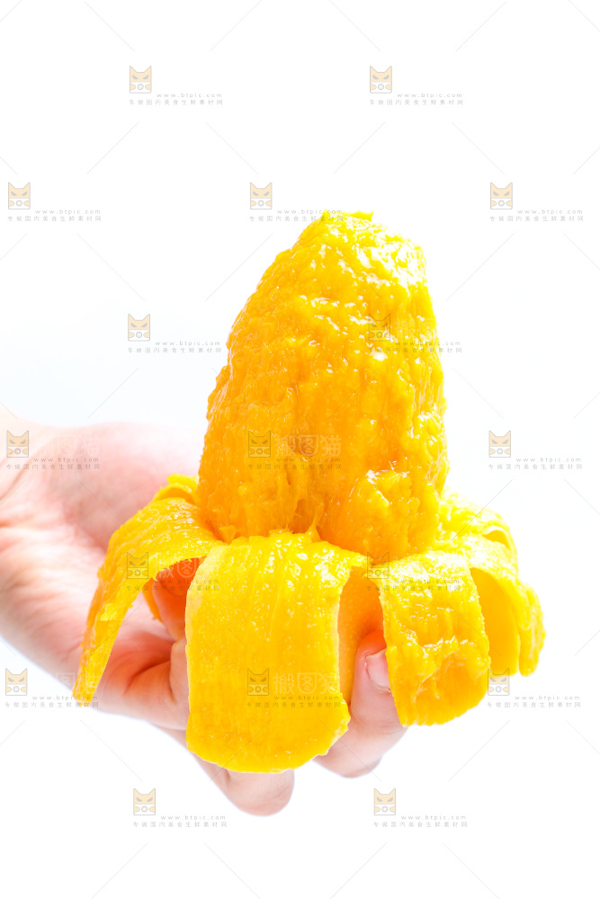 手拿剥皮的芒果