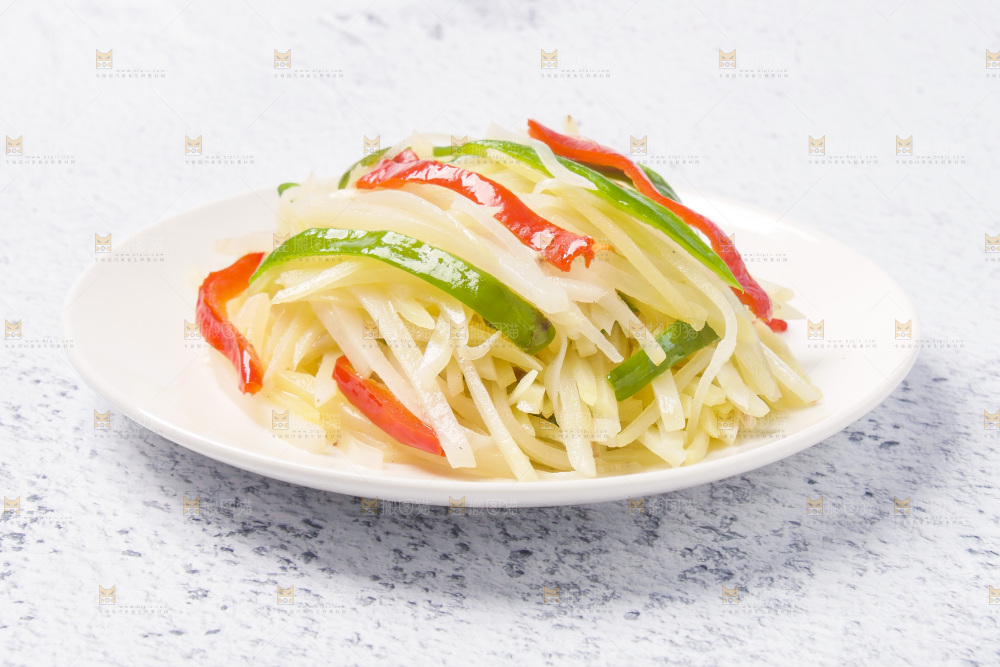 石板上放着一盘清炒土豆丝