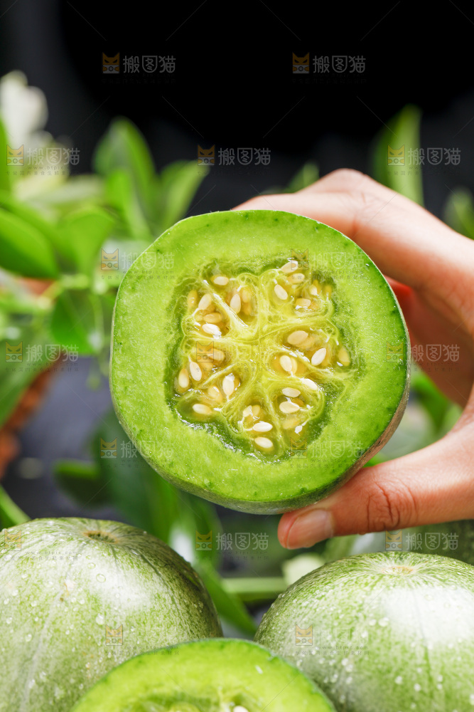 手拿切开的绿宝石甜瓜