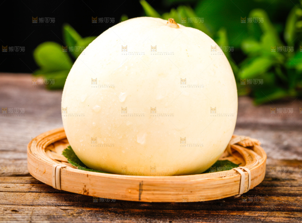 新鲜阎良甜瓜放在木底上