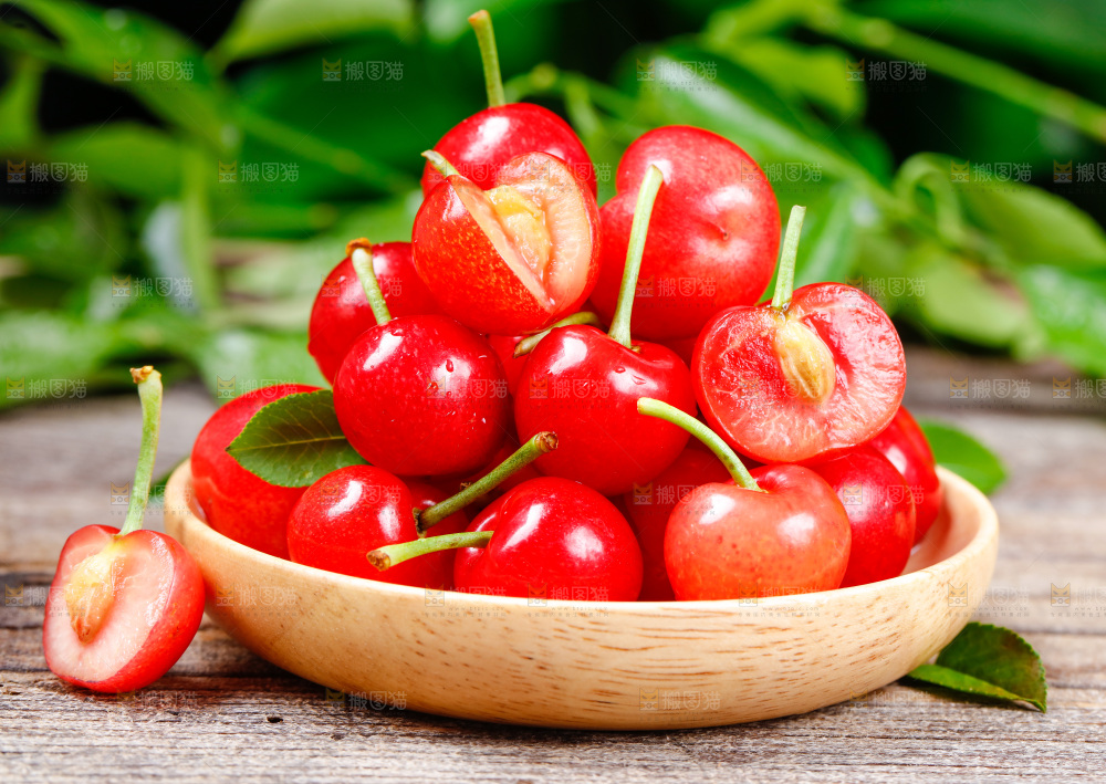 木底上放着一盘烟台樱桃