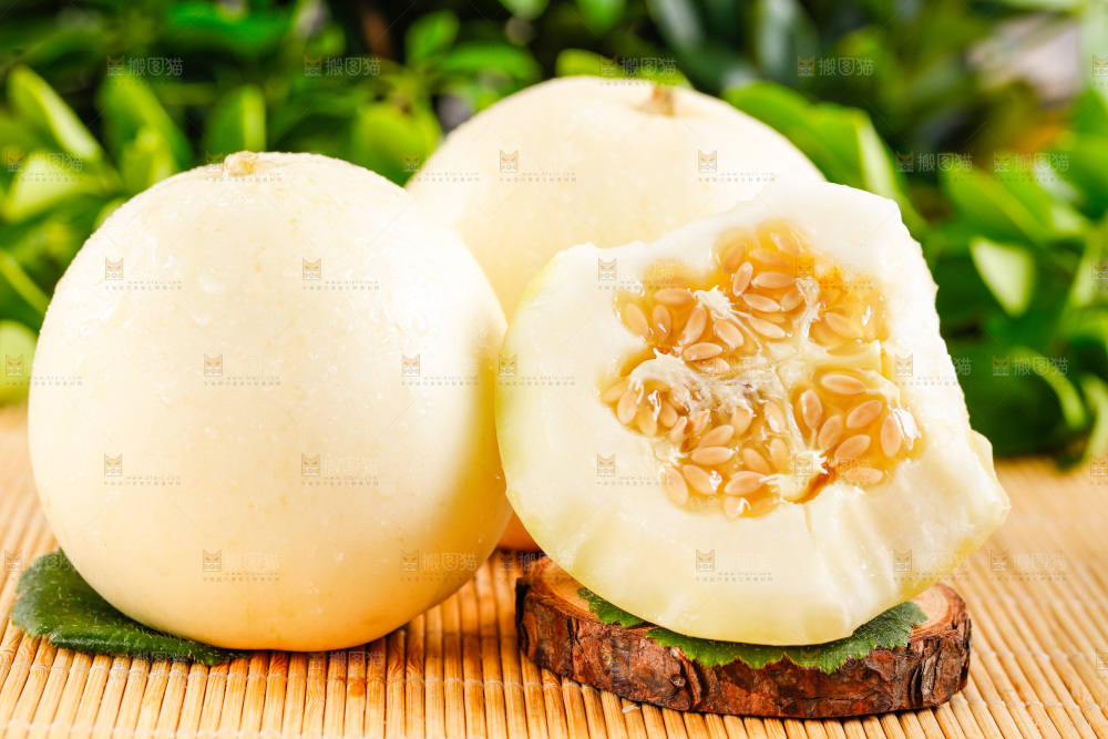 浅底上的新鲜甜瓜