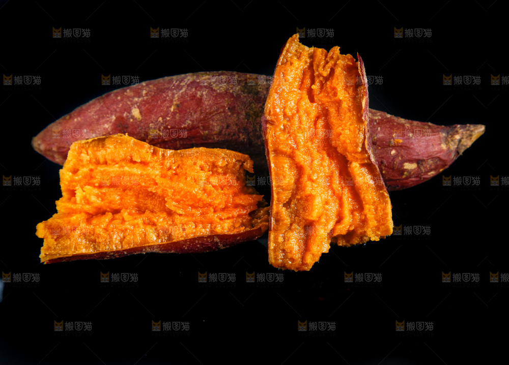 黑底上放着红心蜜薯