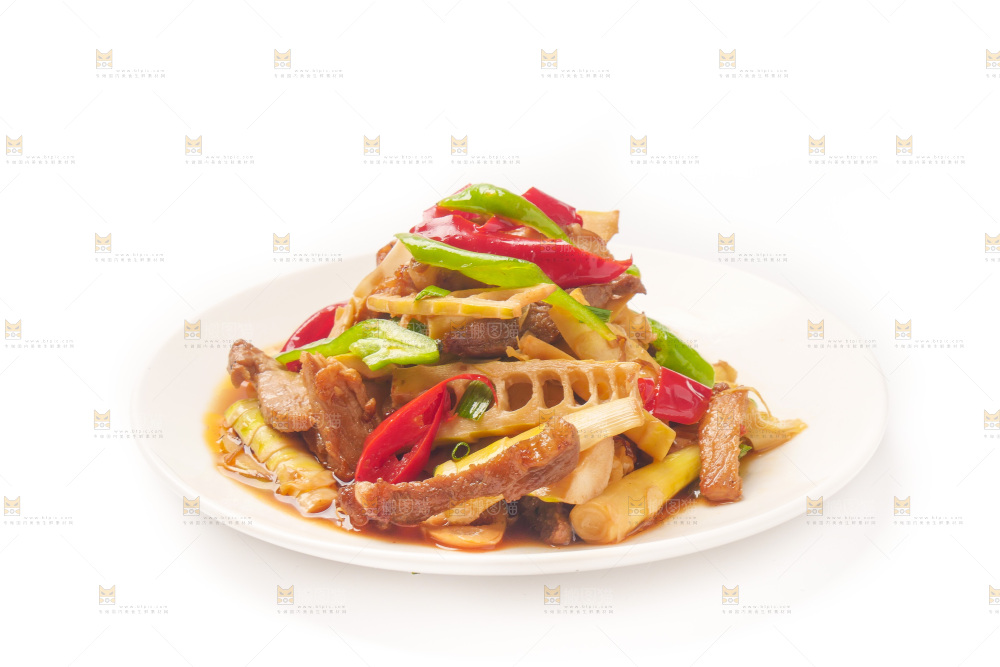 白底上放着一盘竹笋炒肉