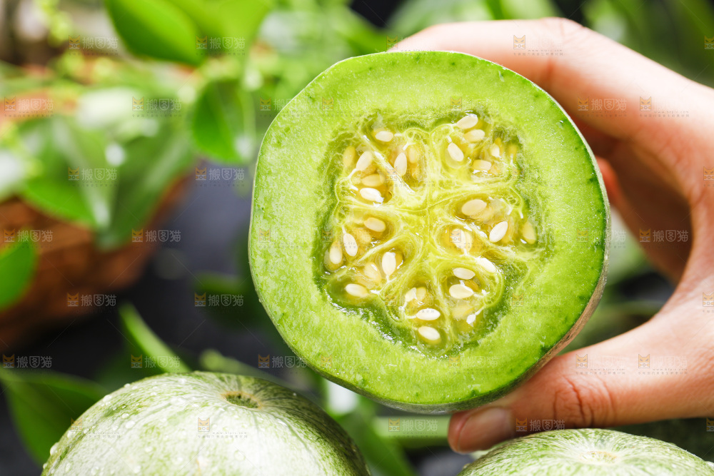 手拿切开的绿宝石甜瓜