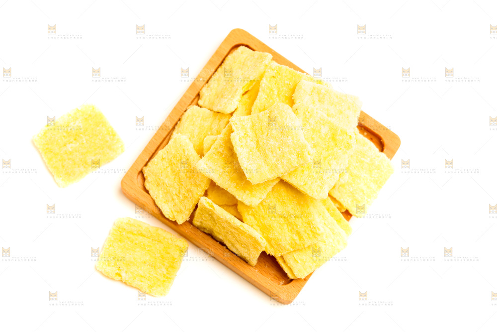 手工锅巴片放在白底上