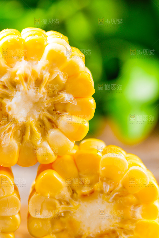云南水果甜玉米放在木底上