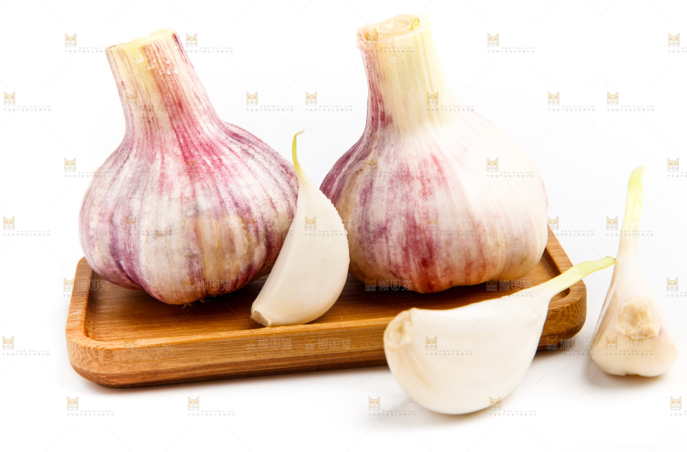 紫皮大蒜放在白底上