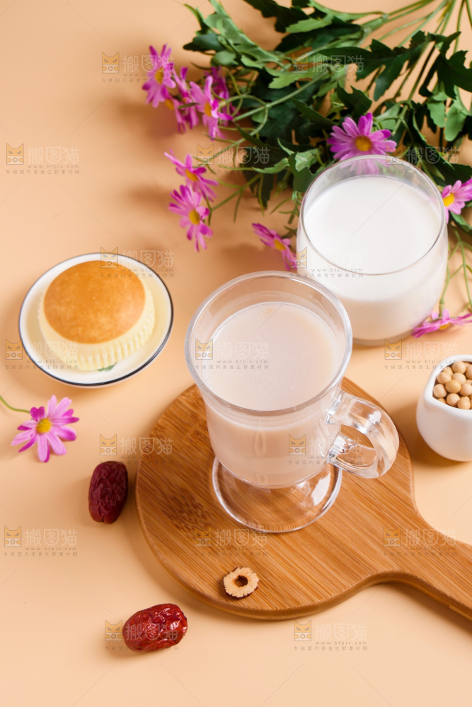 木板上放着一杯奶茶