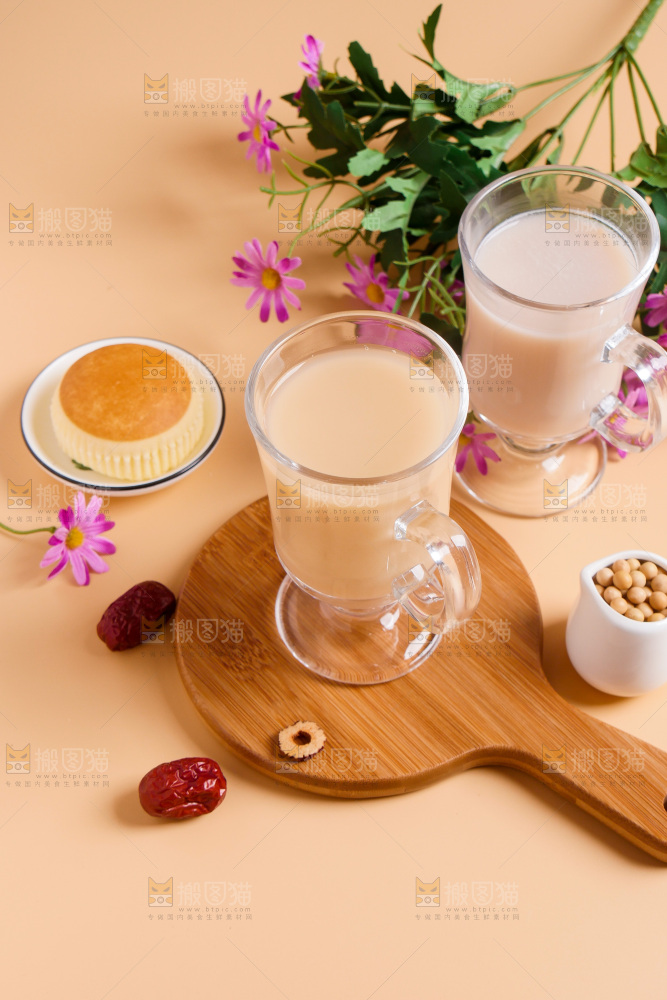 木板上放着一杯奶茶