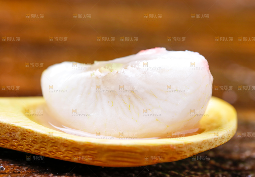 勺子里装着山竹果肉