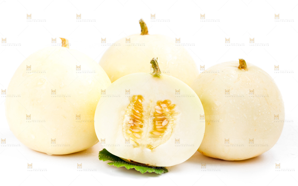 白底上放着切开的陕西阎良甜瓜