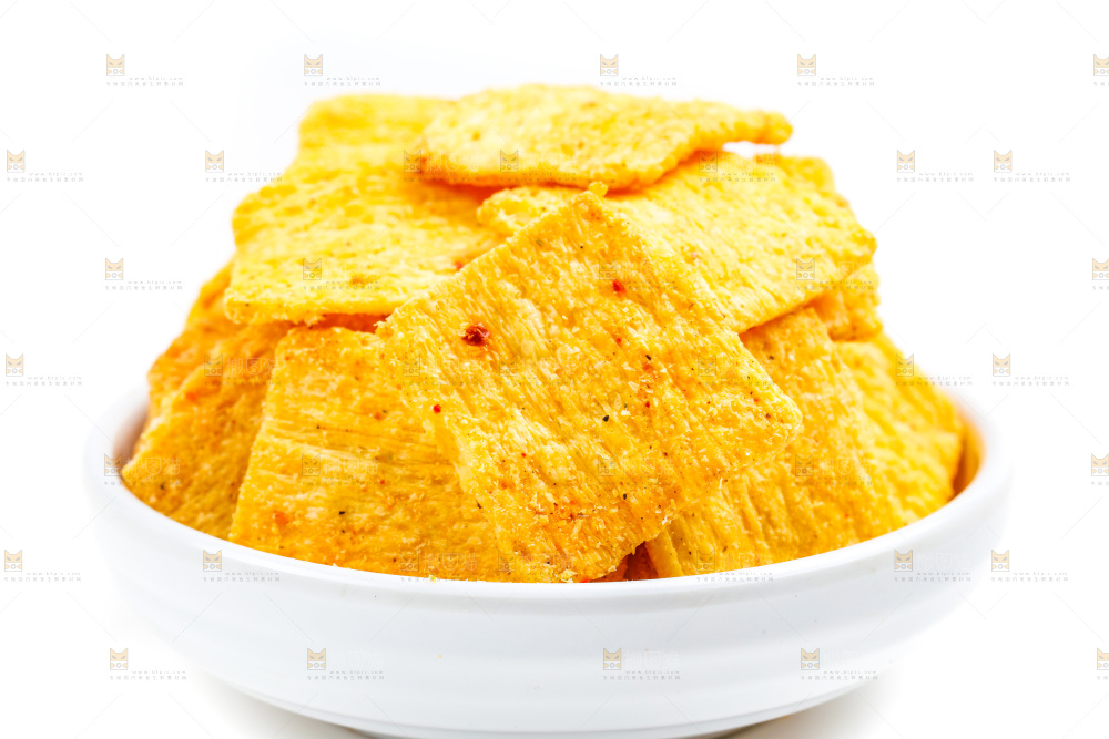 白底上放着麻辣锅巴