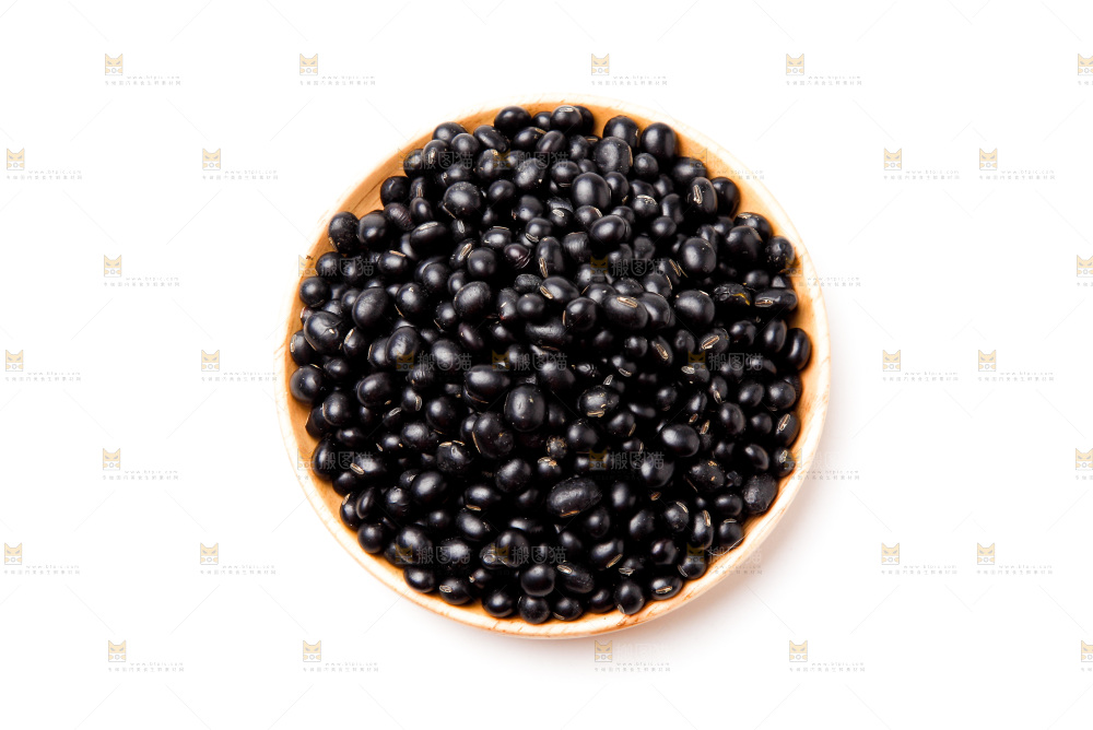 白底上放着一盘黑豆