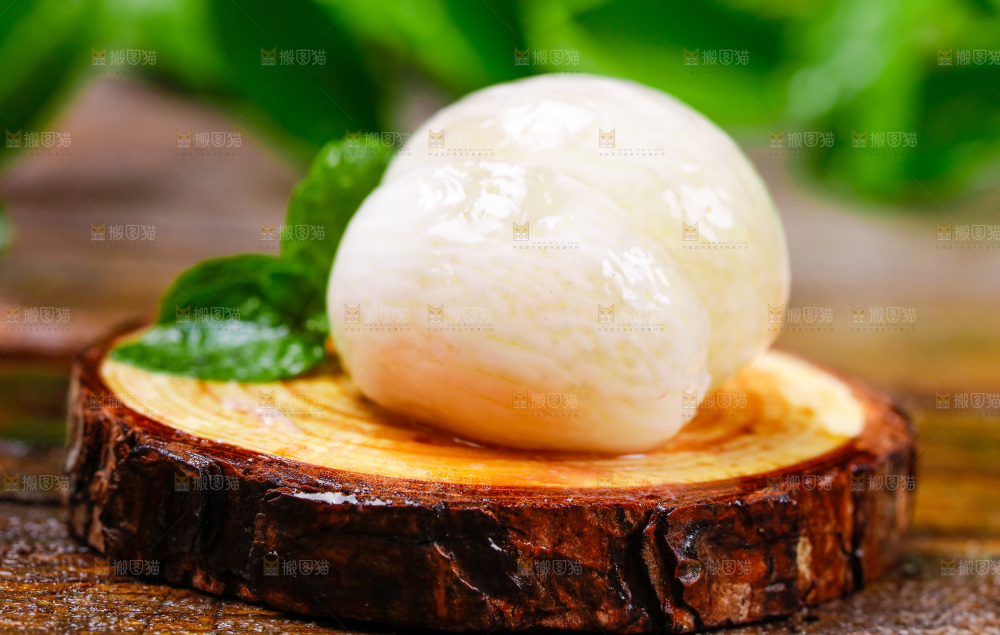 木底上的山竹果肉