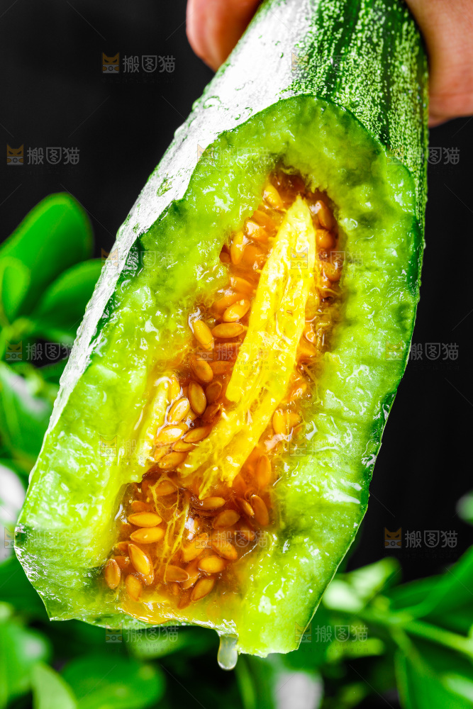 手拿掰开的羊角蜜